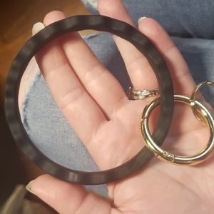 Bracelet keychain black wavy